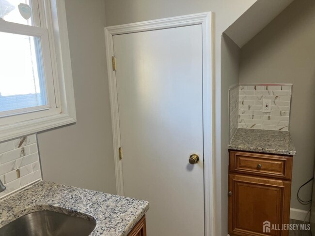 Photo - 104 W High St