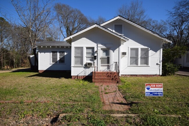 Building Photo - Three Bedroom Close to Tech! Rental