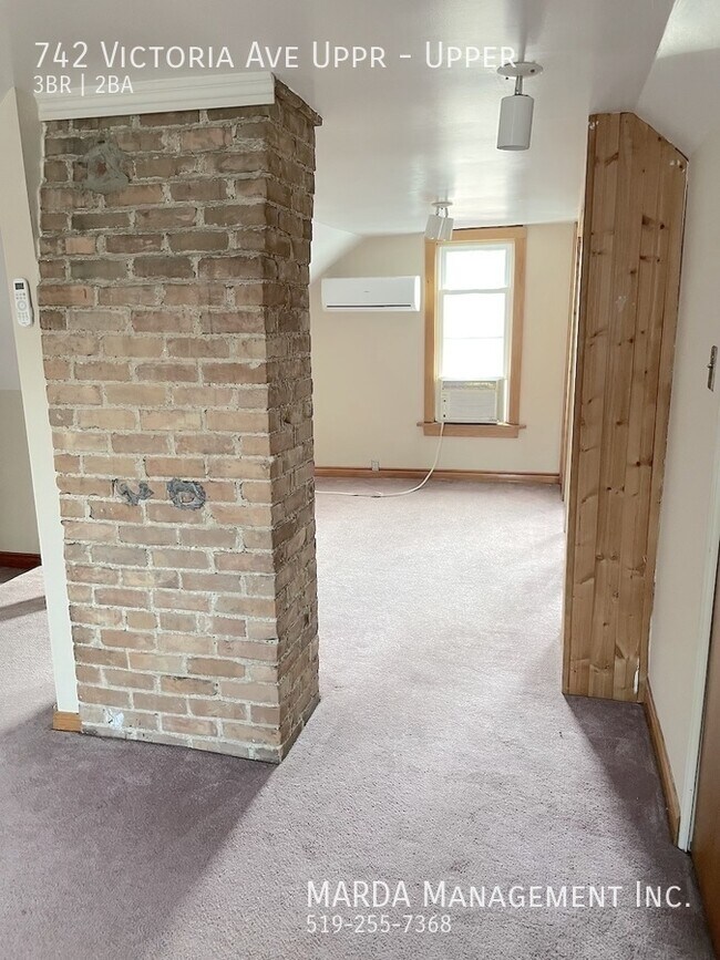 Photo - COZY 3 BED/2 BATH VICTORIAN UPPER UNIT W/ LOFT + HYDRO & 60% GAS Unité Upper