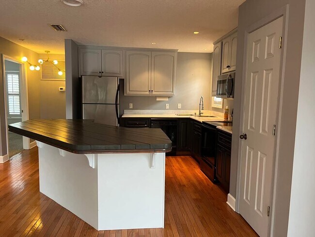 408 Maple St Unidad upper two floors