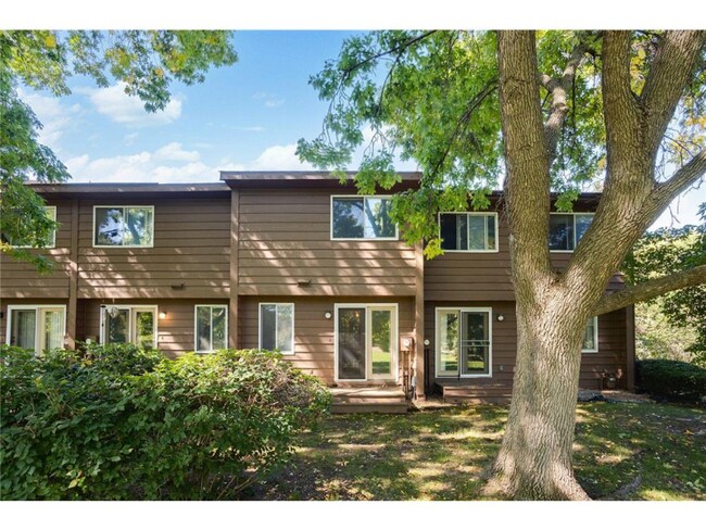 Building Photo - 2458 Crestwood Dr Rental
