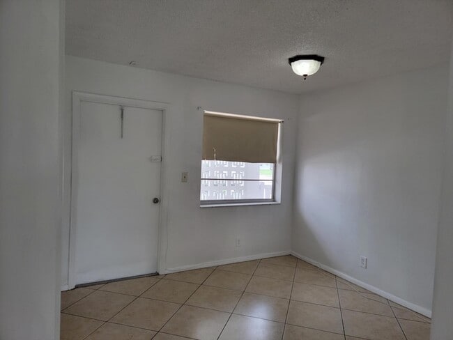 Photo - 4310 NW 12th Ct Unidad 205