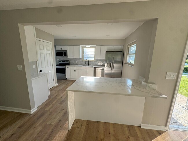 Photo - 1154 W 37th St