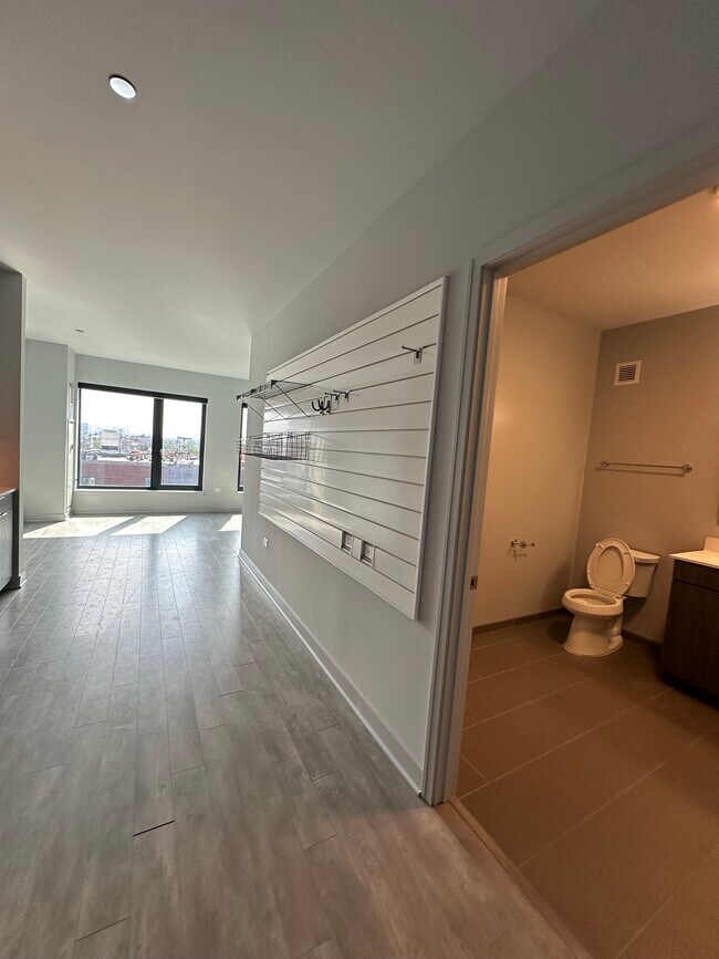 Photo - 1025 W Addison St Unidad 830