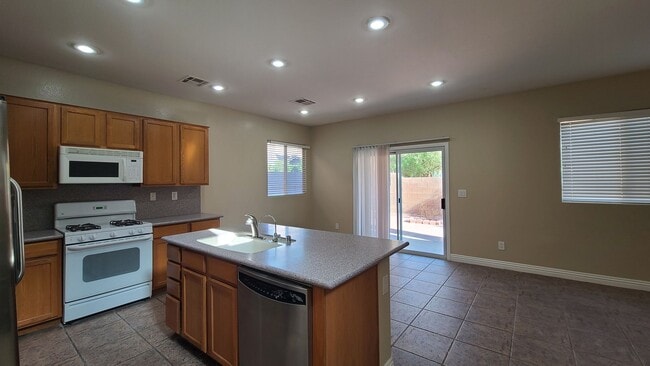 Photo - 3 Bedroom home located near Mountains Edge.