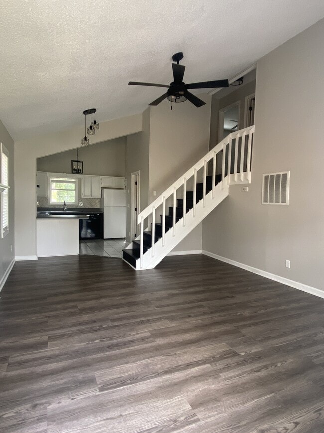 Photo - 145 Viking Dr