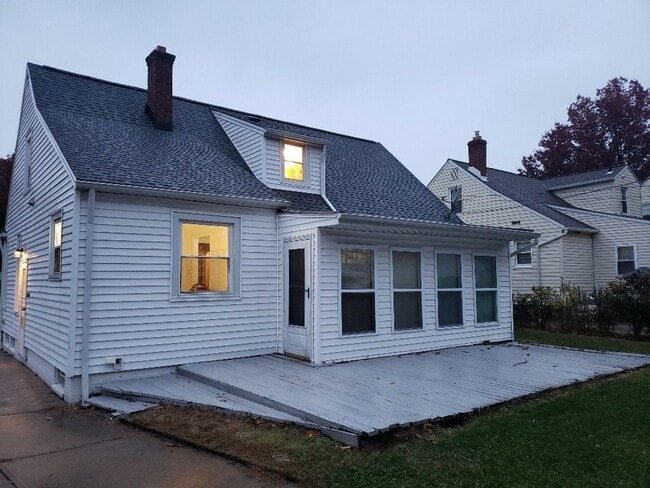 Building Photo - 3 bedroom Bungalow with finished basement