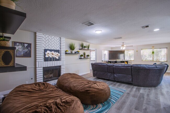 Photo - Spacious, Stylish, and Fully Furnished – L...