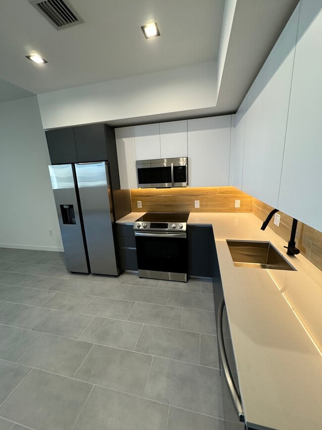 Photo - 70 NW 28th St Unidad B1