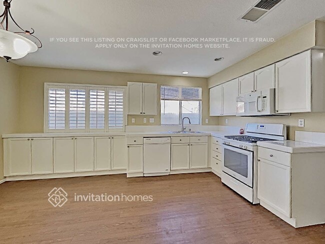 Photo - 892 Pathfinder Way