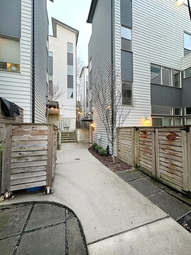 Building Photo - 3bd/2ba Seattle Townhome
