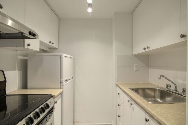 Building Photo - 3455 Rue Aylmer Unit 506