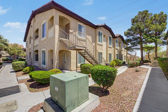 Photo - 2 BEDROOM CONDO WITH MOUNTAIN VIEWS!