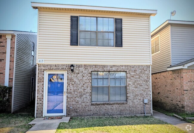 Welcome home to 813 Clubside Dr. - 813 Clubside Dr Rental