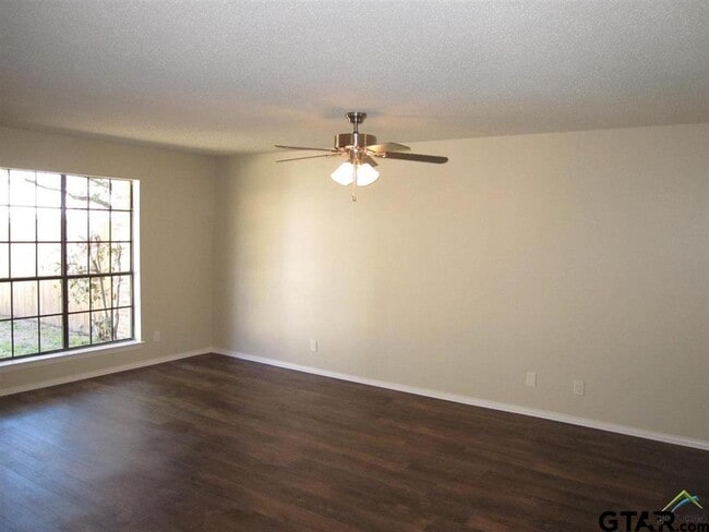 Photo - 323 Top Hill Dr