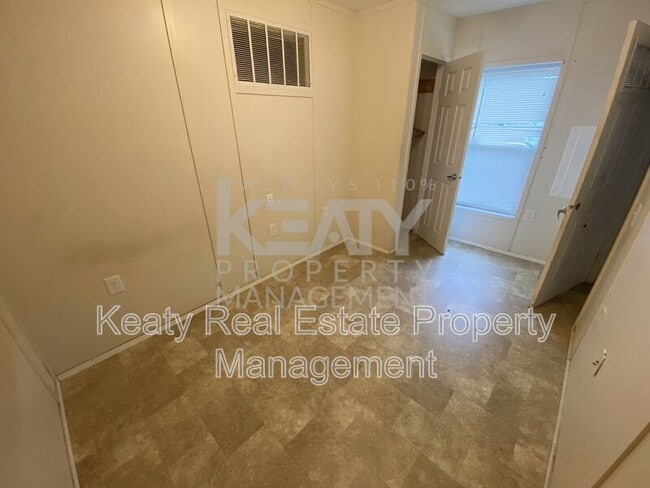 Photo - 926 S Railroad Ave