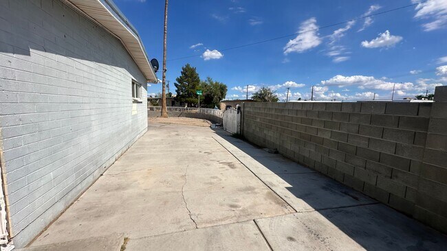 Photo - 3 BEDROOMS 2 BATHROOMS HOUSE AVAILABLE FOR...