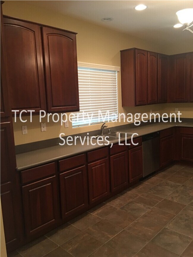 Upgraded Beautiful 3 bedroom 2.5 bath townhouse in The Cottages