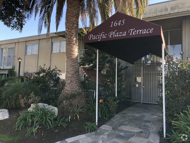 Building Photo - Pacific Beach condo now available, excelle... Unit 2G