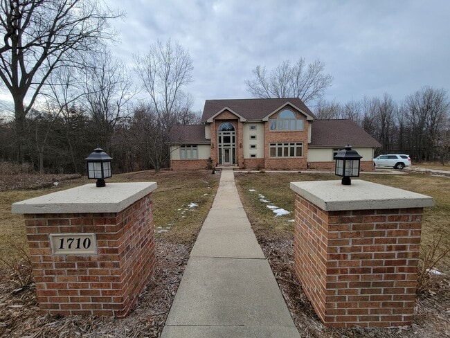 Building Photo - Upscale and Spacious Cedar Falls House for...