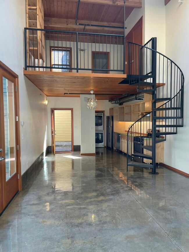 8777 N Lombard St Unidad 8753 Loft 3