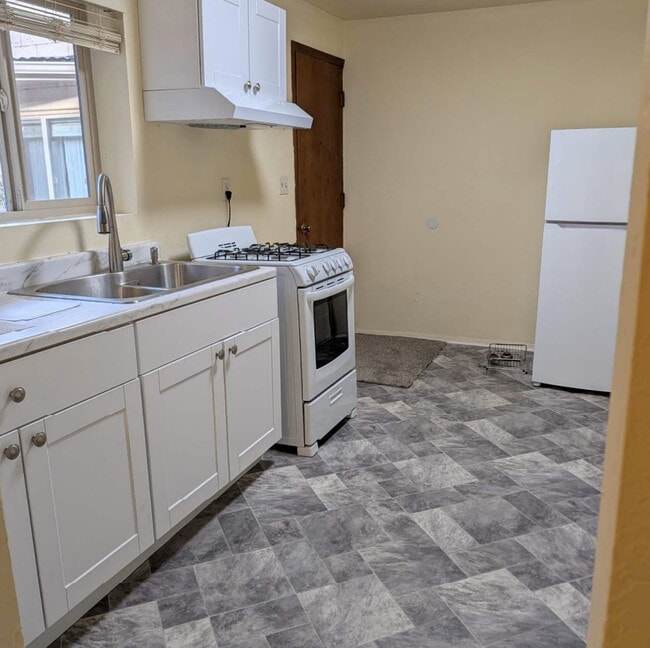 Kitchen - 2416 N Main St Unit 1