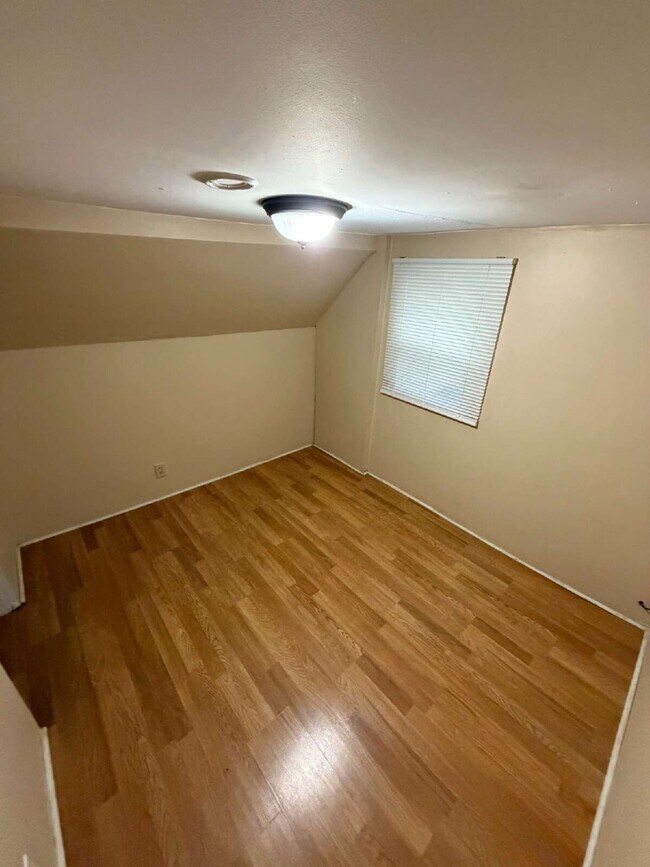 Photo - 12 Hutchins St Unit Lower