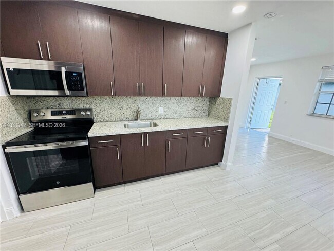 Building Photo - 631 NW 11th Ave Unit A