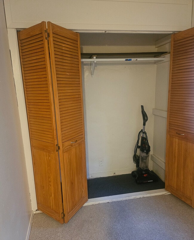 Building Photo - 737 Seaman Ave Unit 1 Rental