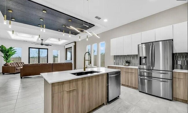 Photo - 2704 W Hatfield Ave