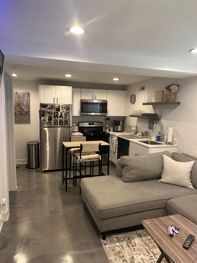 Building Photo - 2914 N Allen Ave Unit CH1 Rental