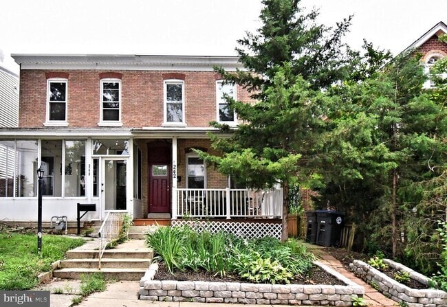 Building Photo - 242 E 8th Ave Rental