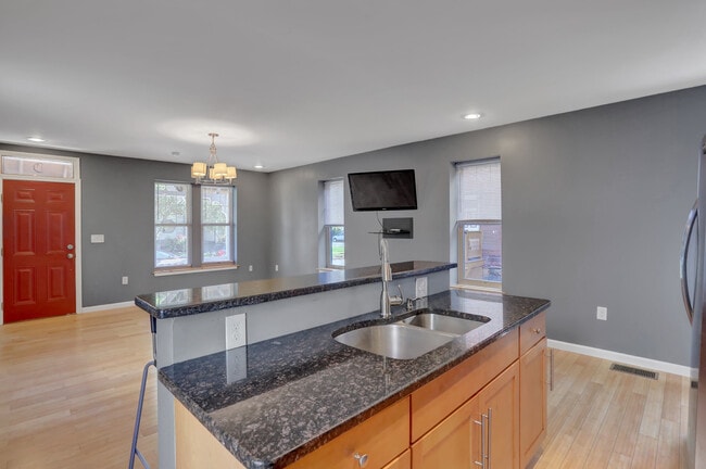 Photo - 605 Grace St