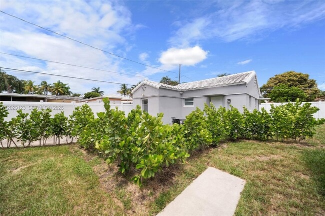 Building Photo - 1625 Hollywood Blvd Unit 2