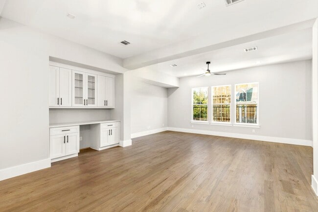 Photo - 1421 W 23rd St