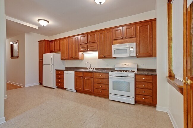 Kitchen - 5215 S Dorchester Ave Apartments
