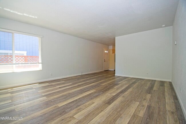 3103 Lakeside Dr