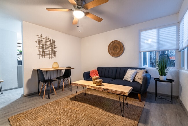 casita - 221 Girard Blvd SE Unidad Casita