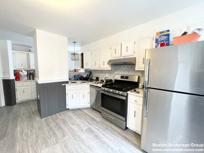 Building Photo - 31 Falcon St Unit 2