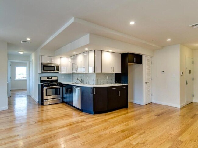 Building Photo - 1 bedroom in ASTORIA NY 11102 Unit 2A Rental