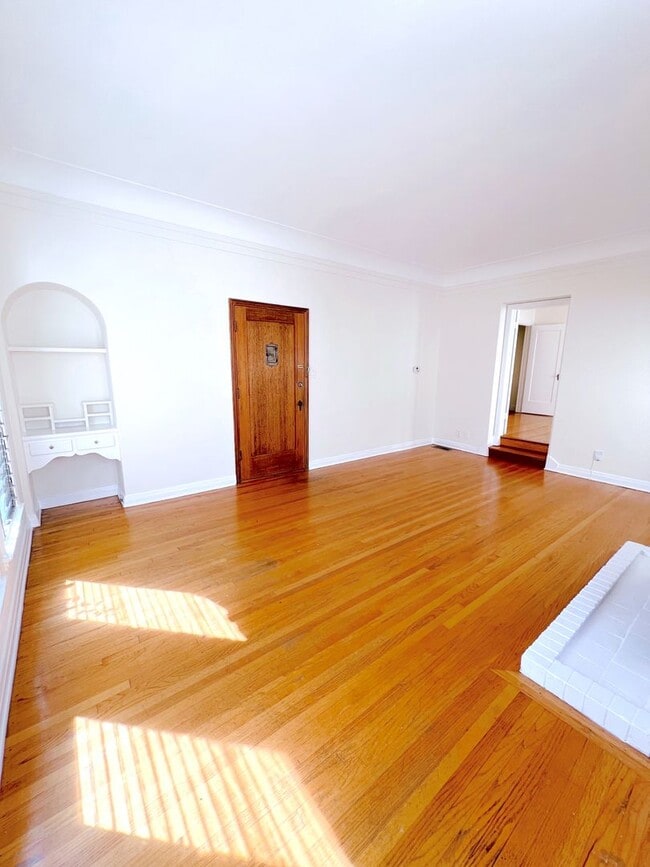 Photo - Curson Ave Apartments By The Grove Unidad 447