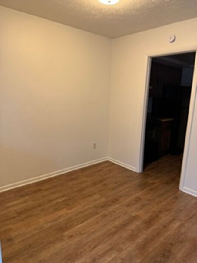 Photo - 834 Sussex Pl