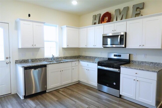 Photo - 402 Plateau St