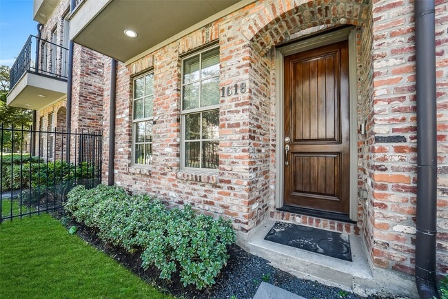 Photo - 1618 Rosewood St