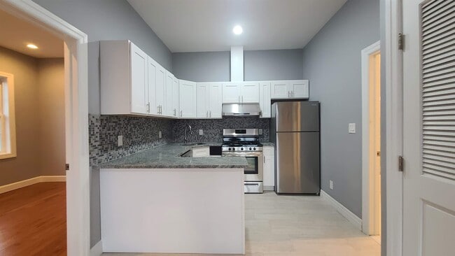 Building Photo - 100 Griffith St Unit 3L