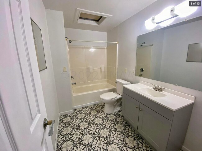 Photo - 214 2nd Ave W