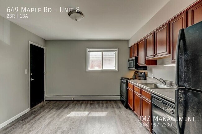 649 W Maple Rd Unidad 8