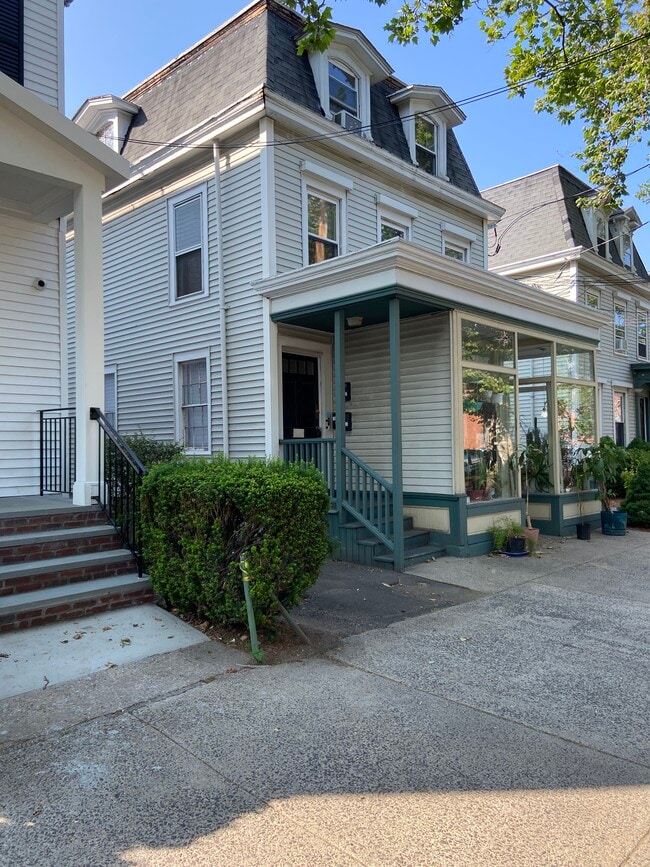 Building Photo - 842 State St Unit 2nd fl right