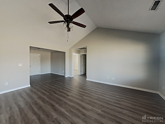 Photo - 901 Laramie Ct