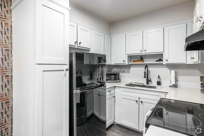 1BR, 1BA - 687SF - Kitchen